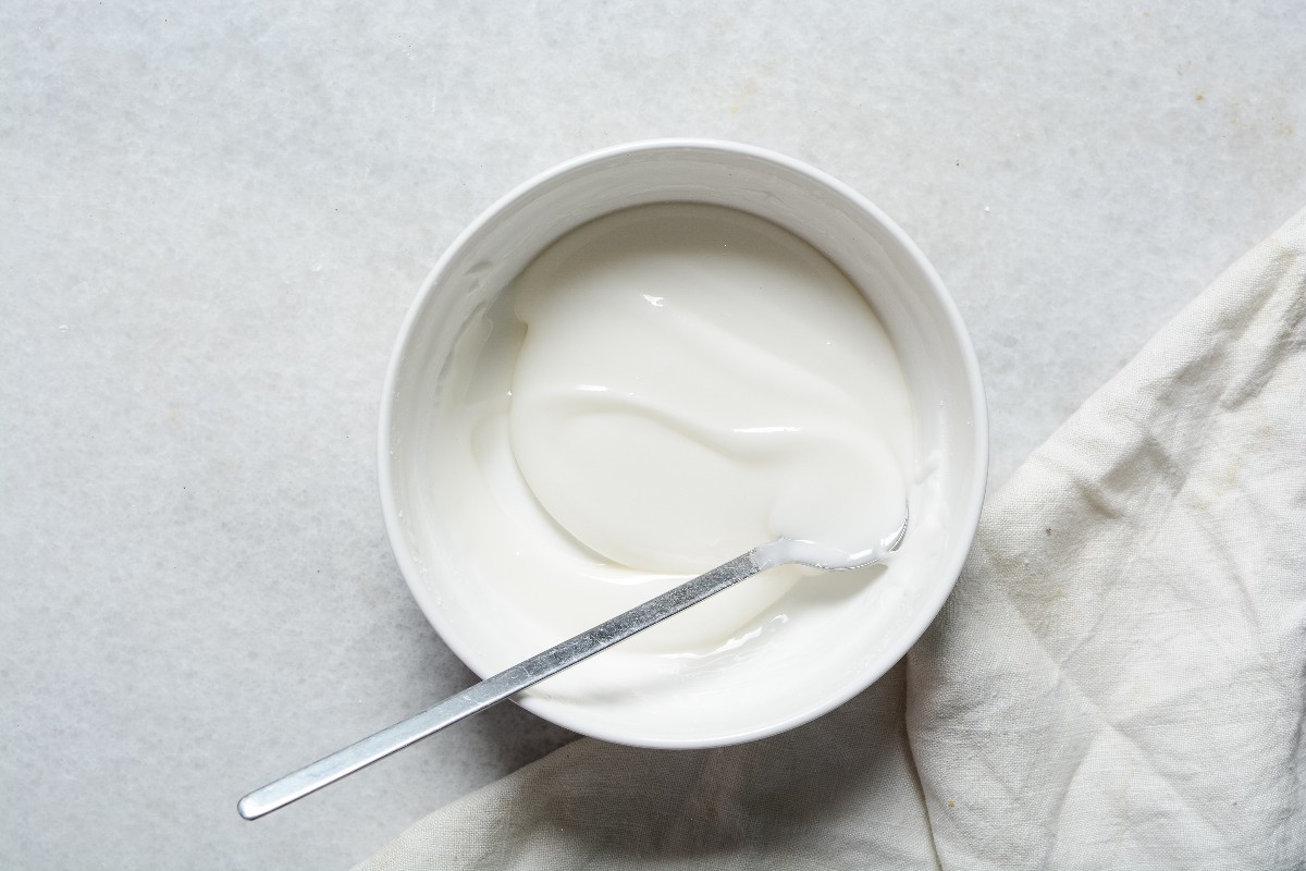 Vista dall'alto ciotola di glassa all'acqua