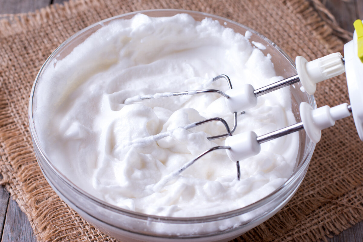 Albumi montati a neve in ciotola di vetro con fruste elettriche