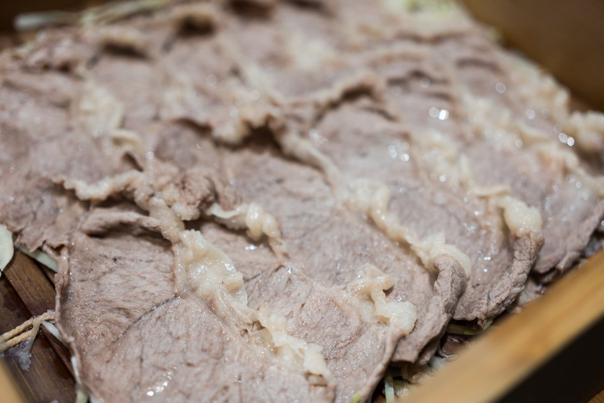 Carne lessata di acqua tagliata a fette