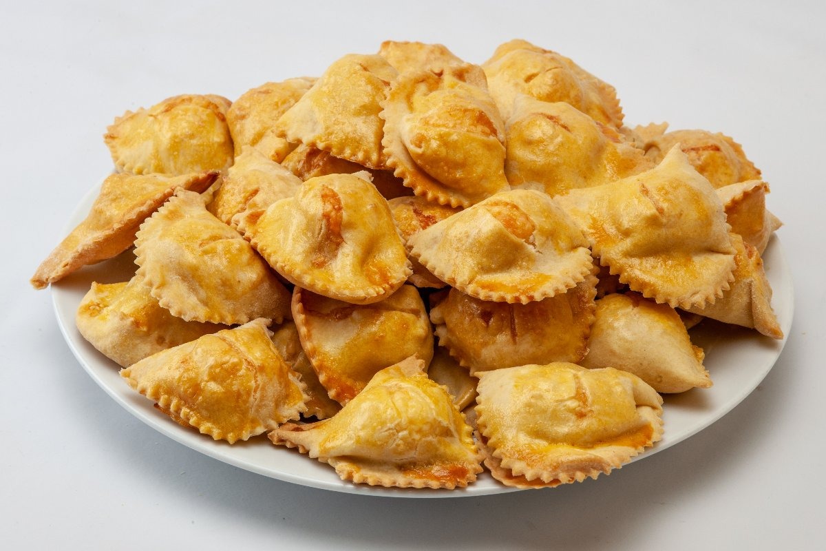 Piatto con fiadoni abruzzesi, antipasto di pasta matta a forma di raviolo ripieno di formaggio e cotto al forno