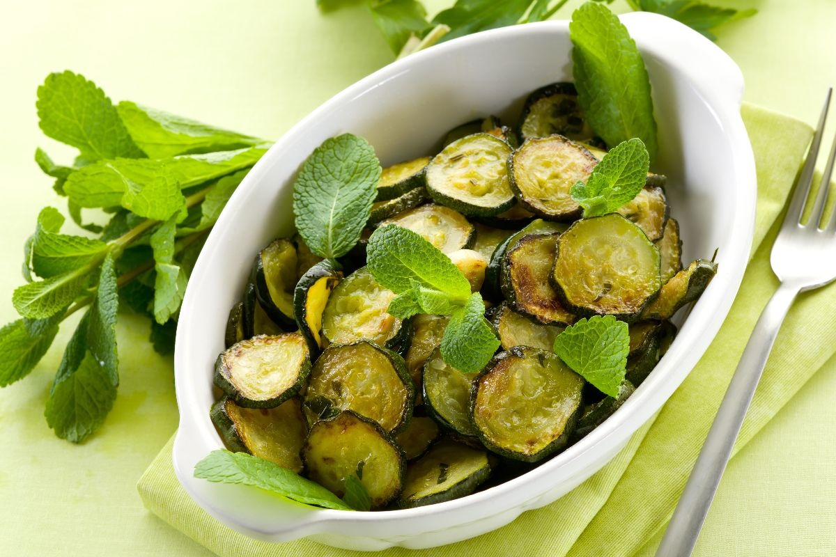 Pirofila di terracotta con zucchine alla scapece