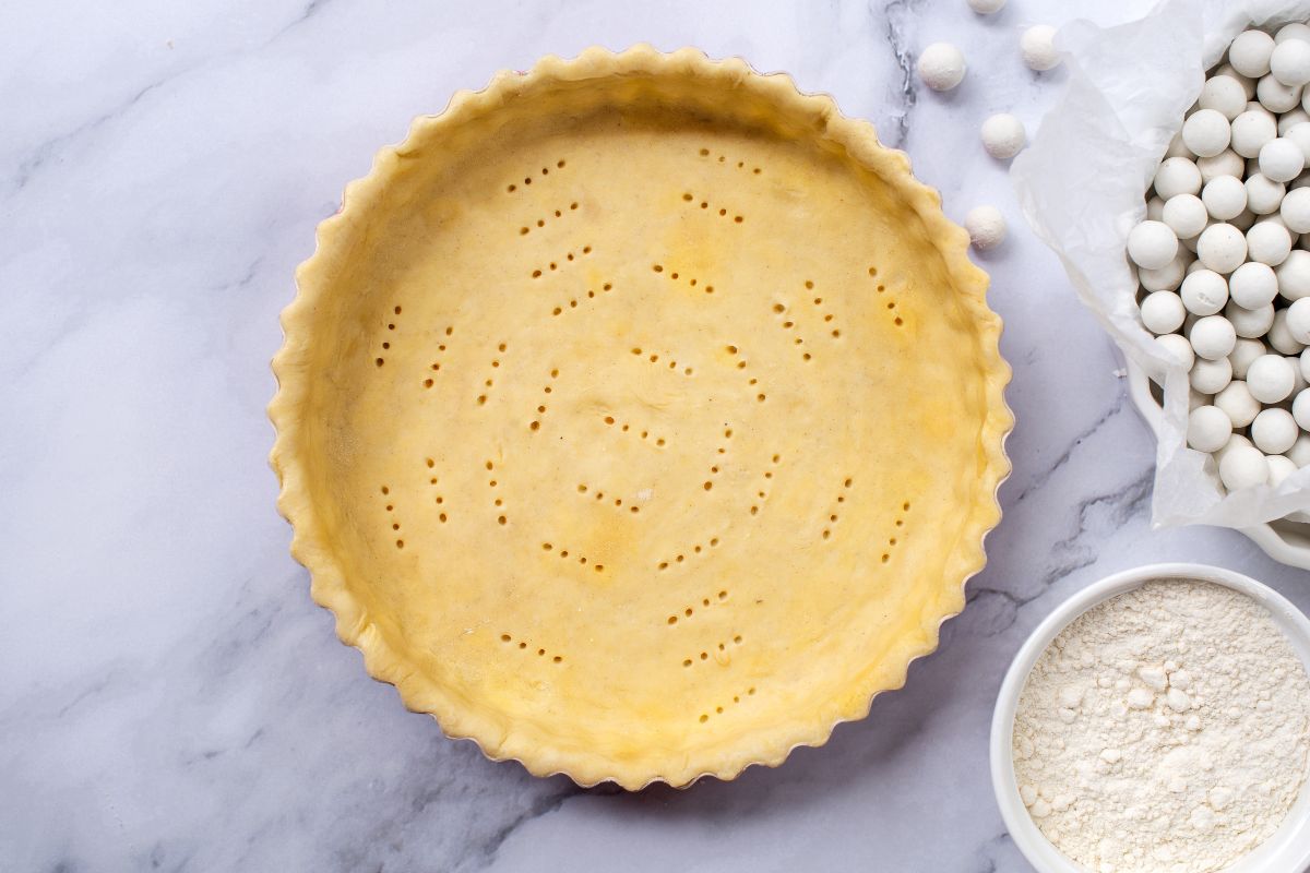 Past frolla in stampo da crostata con fondo bucherellato