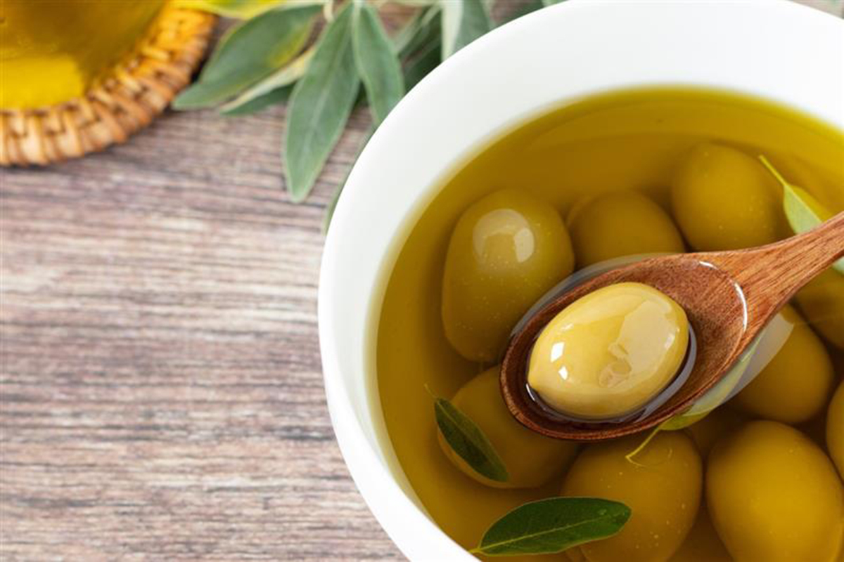Olive verdi in una ciotola