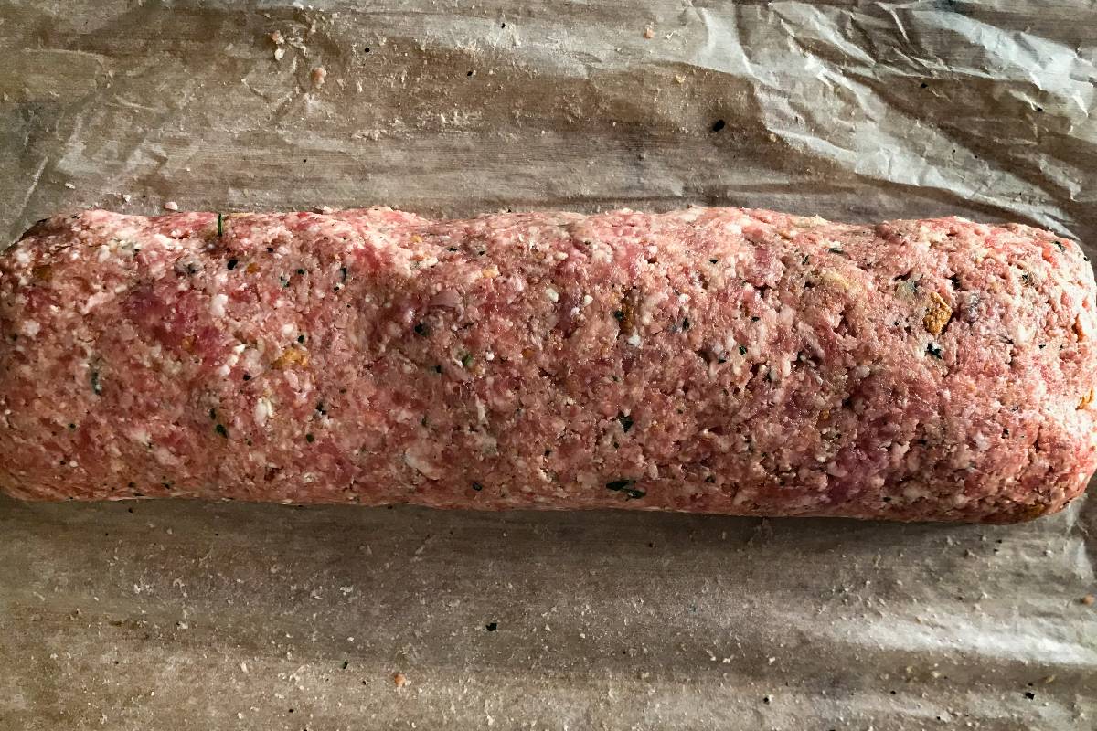 Polpettone di carne macinata ancora da cuocere