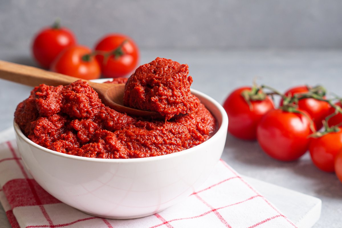 Concentrato di pomodoro e pomodori freschi