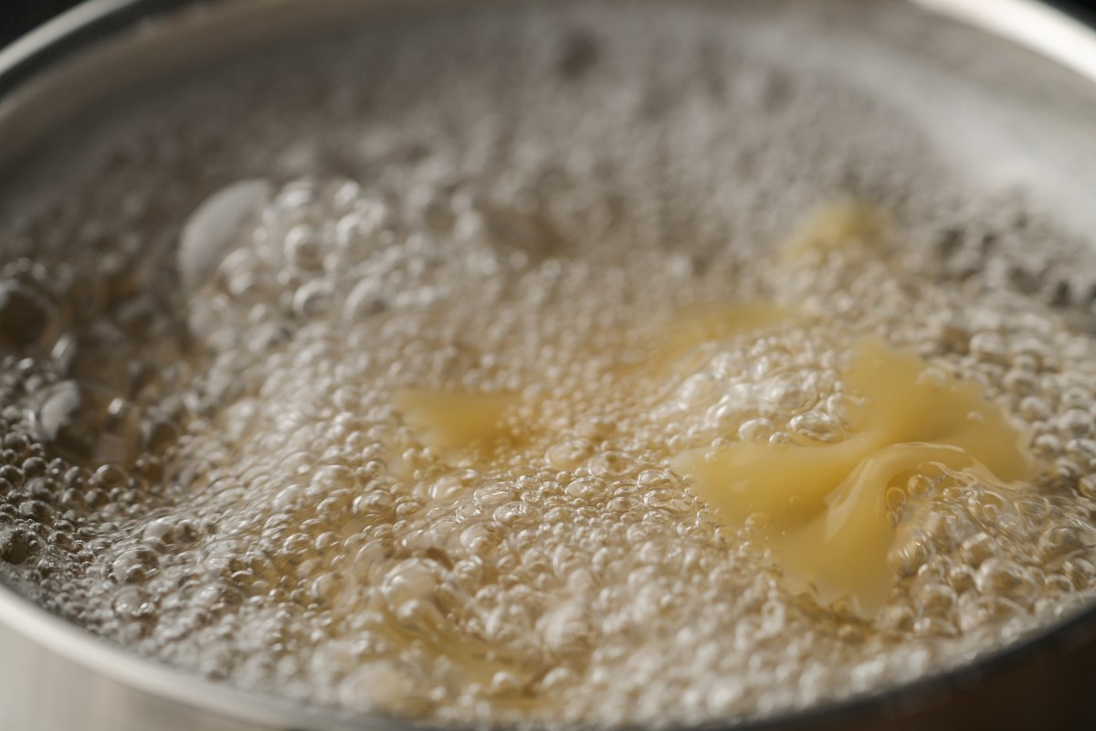 Pasta tipo farfalle in cottura in acqua bollente