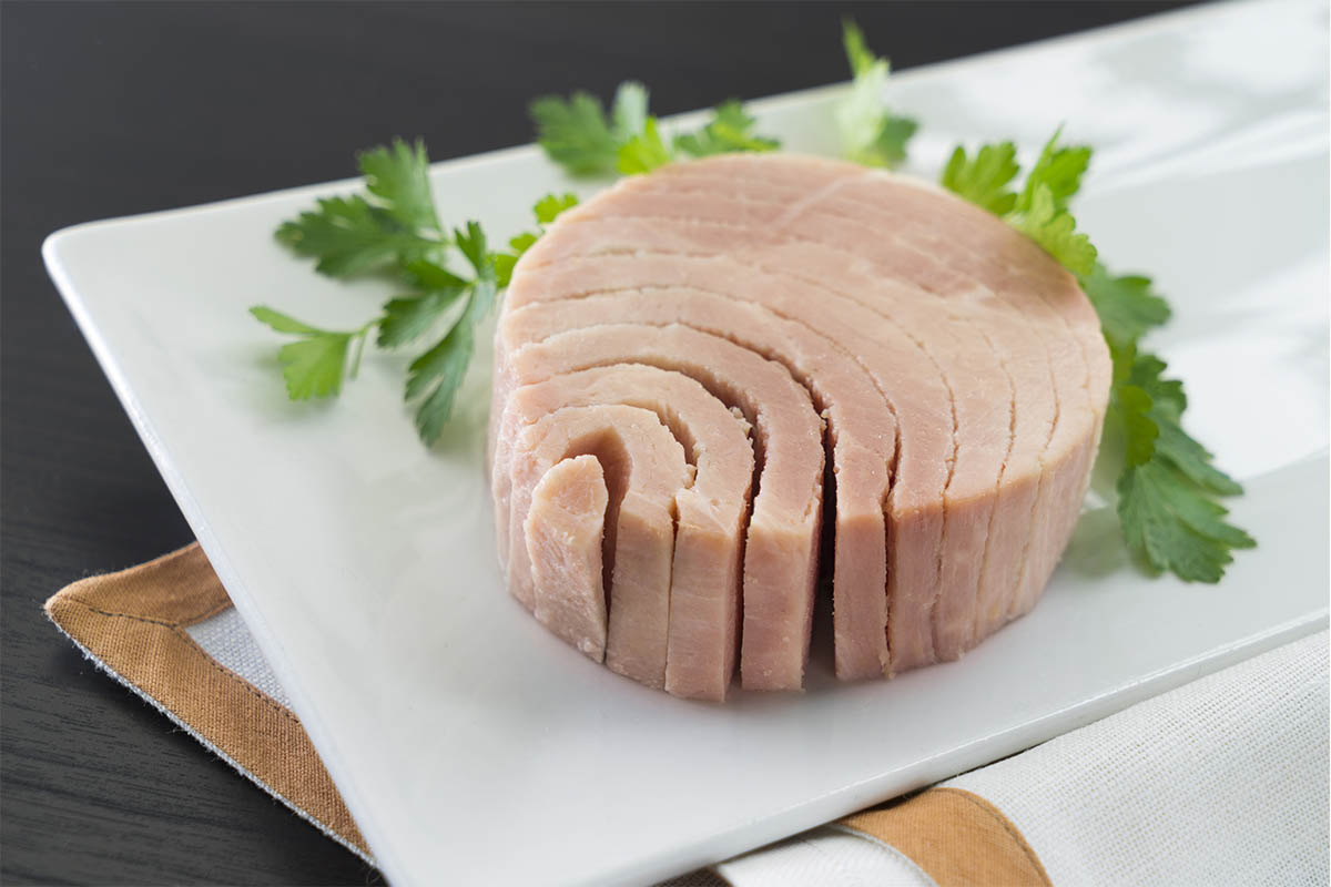 Tonno in scatola su piatto con prezzemolo