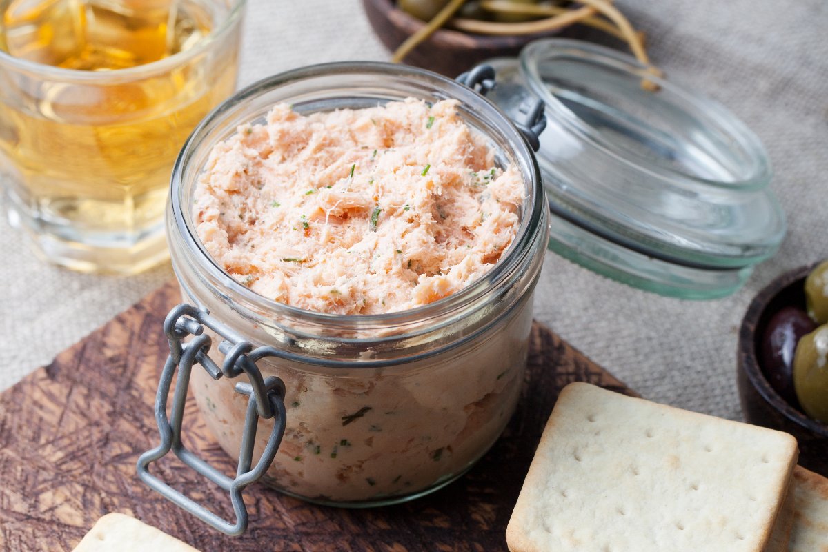 Vasetto di vetro aperto con mousse di tonno