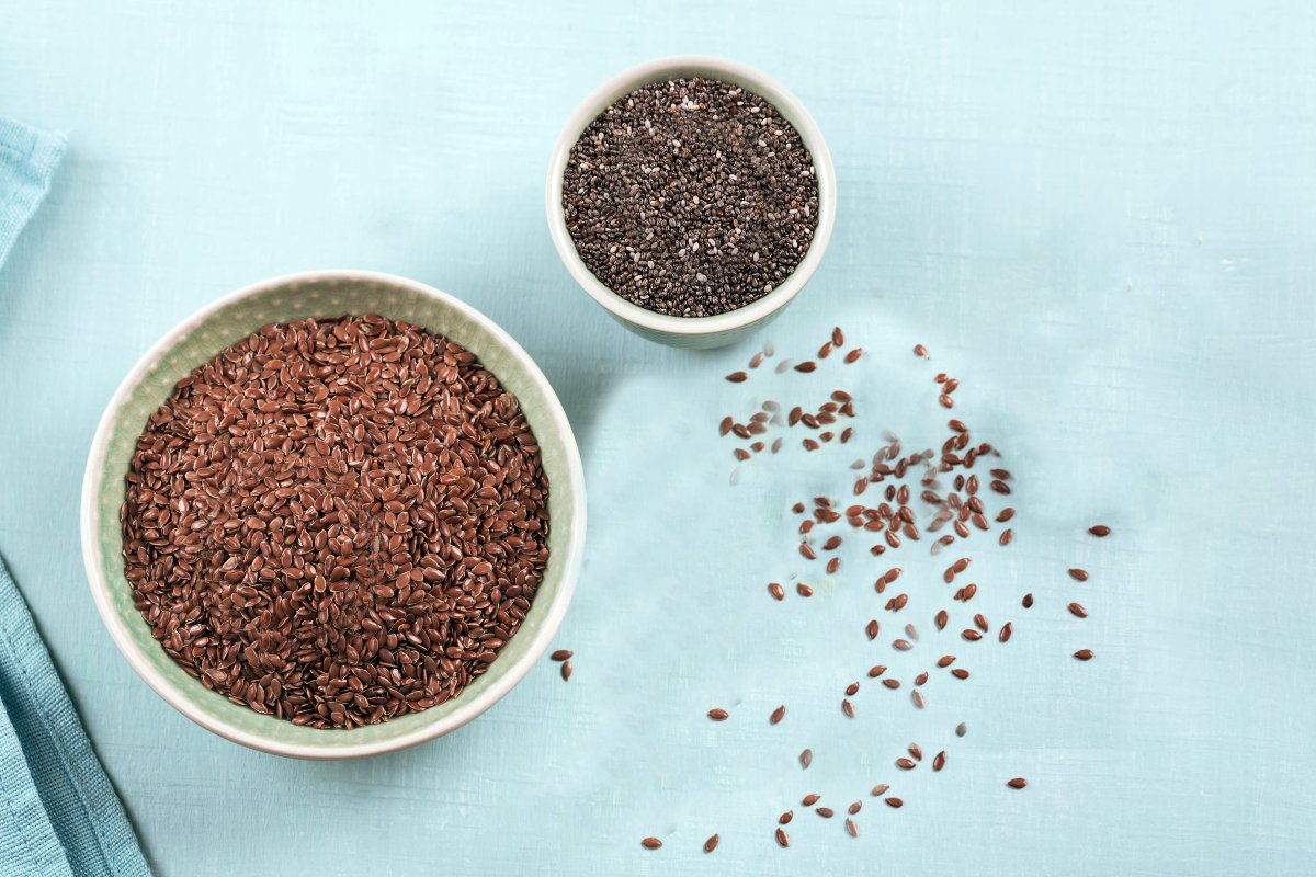 Ciotole bianche con all'interno semi di lino e di chia