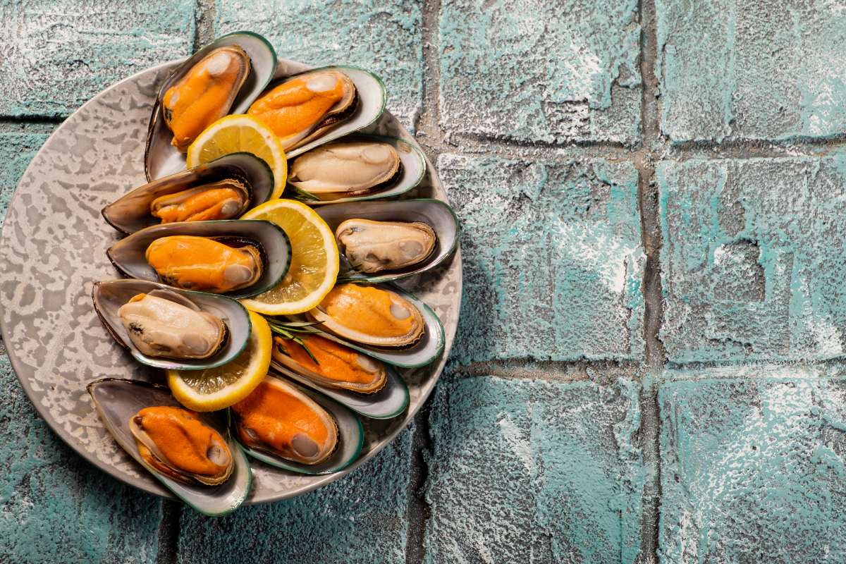 Piatto di cozze aperte con fette di limone