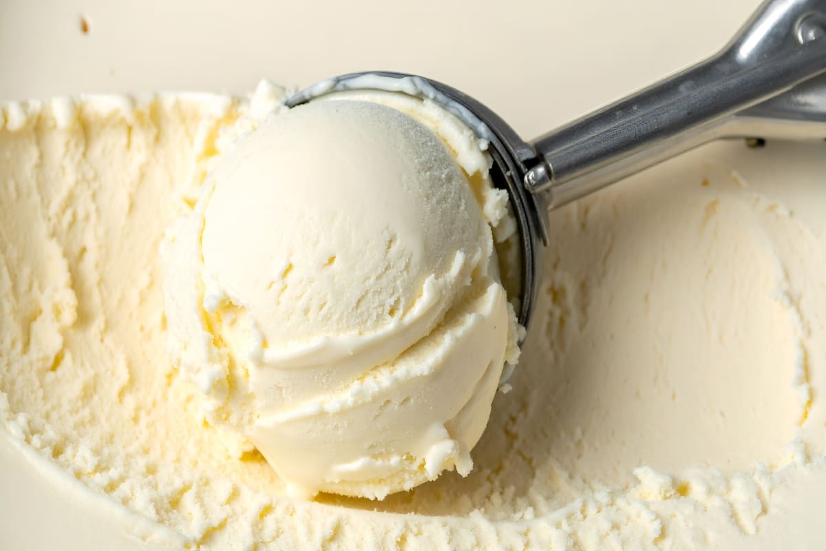 Pallina di gelato realizzata con spallinatore direttamente dalla vaschetta