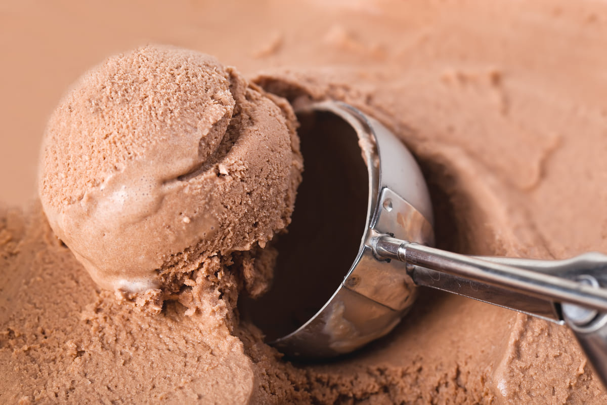 Vaschetta di gelato dalla quale viene prelevata porzione con spallinatore