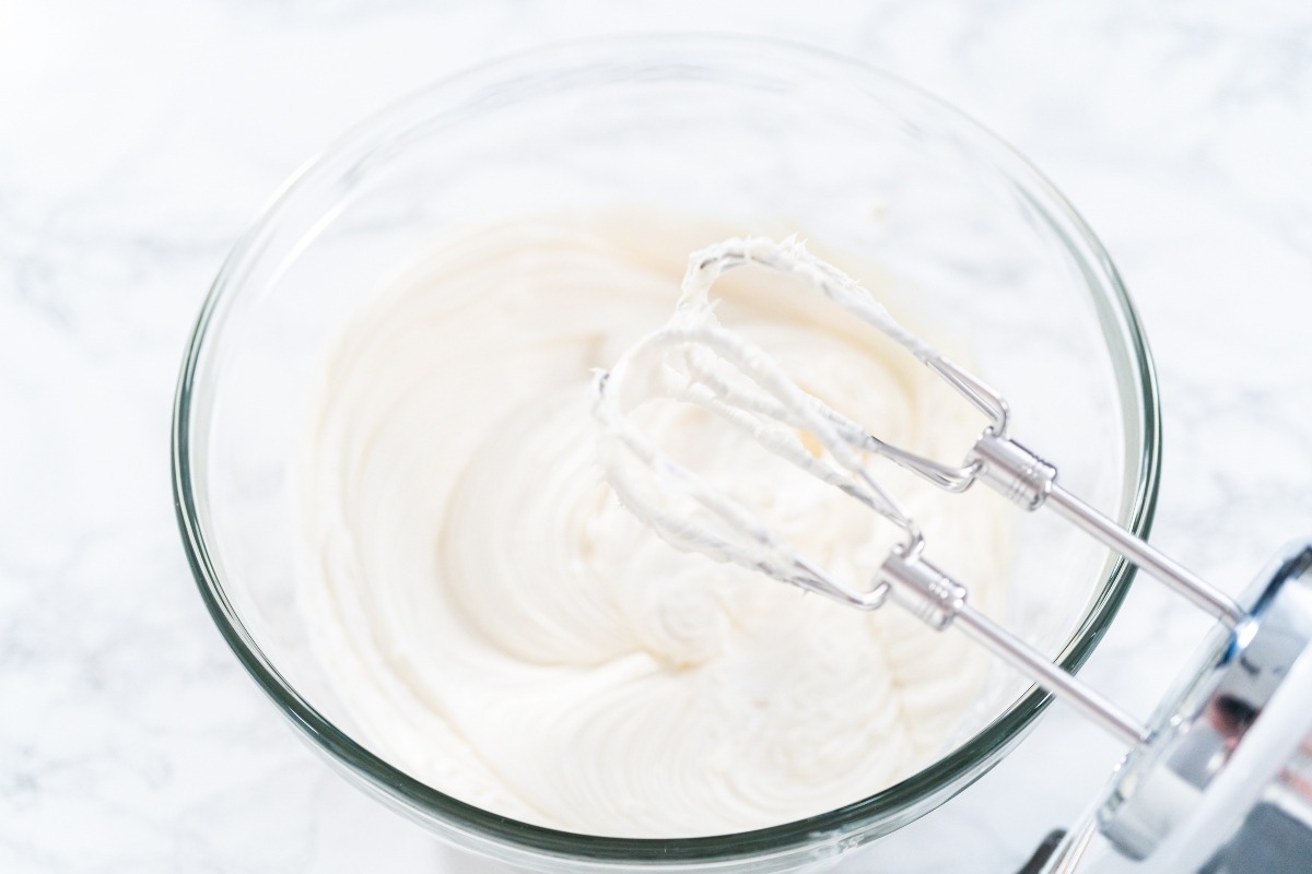 Fruste da cucina su ciotola con ricotta lavorata a crema