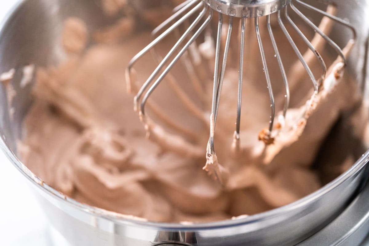 Planetaria con frusta a filo che monta panna e cioccolato