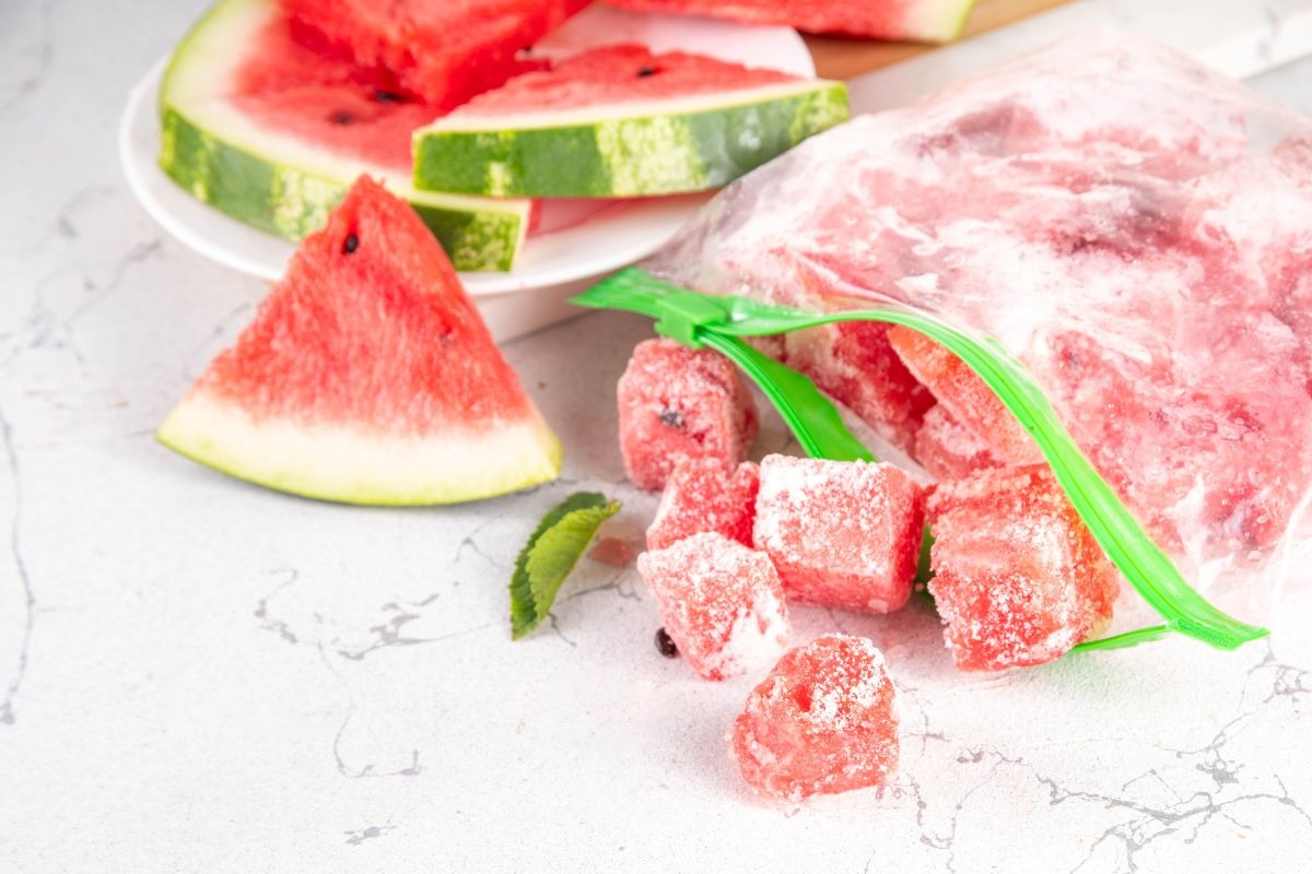 Sacchetto di plastica con anguria congelata a tocchetti