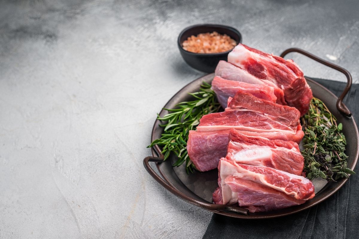 Piatto con pezzi di carne di pecora da cuocere