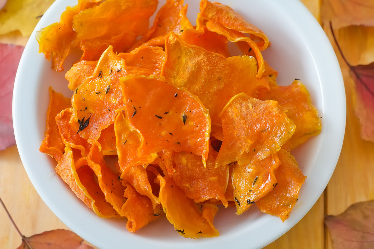 Vista dall'alto chips di zucca con spezie