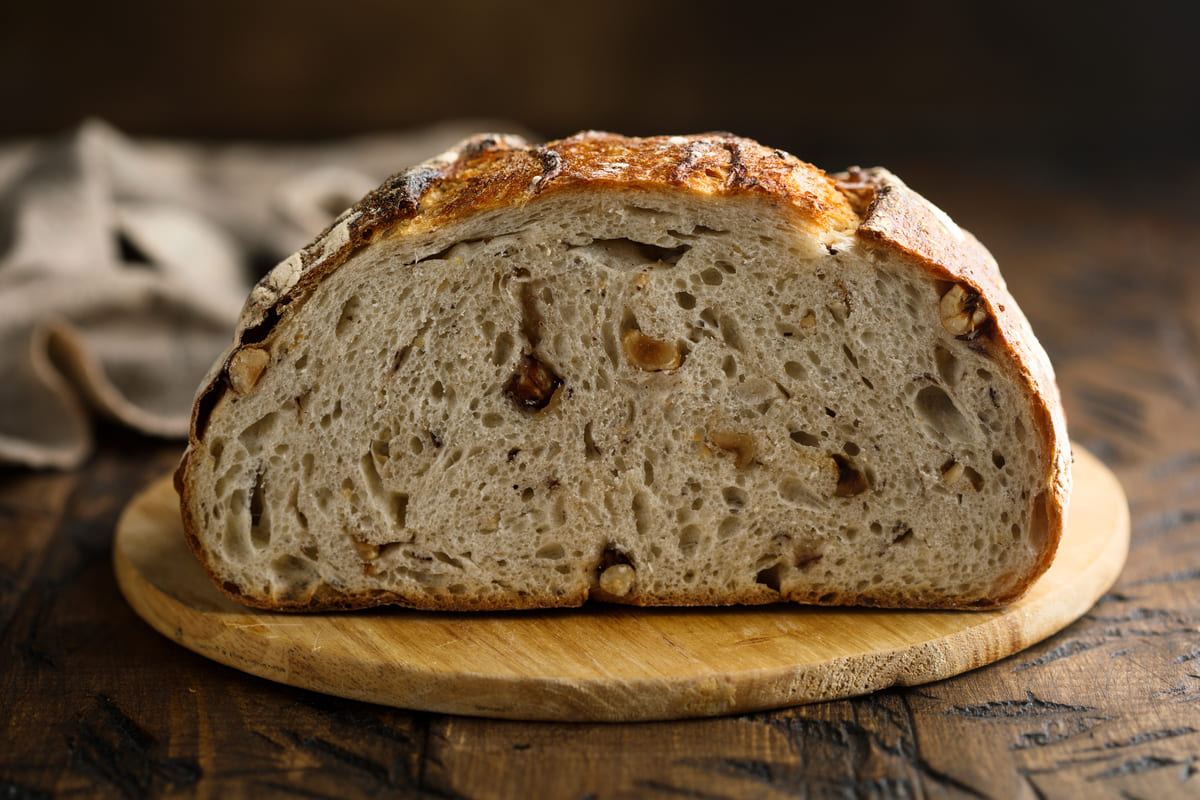 Pane rustico con uvetta tagliato a metà