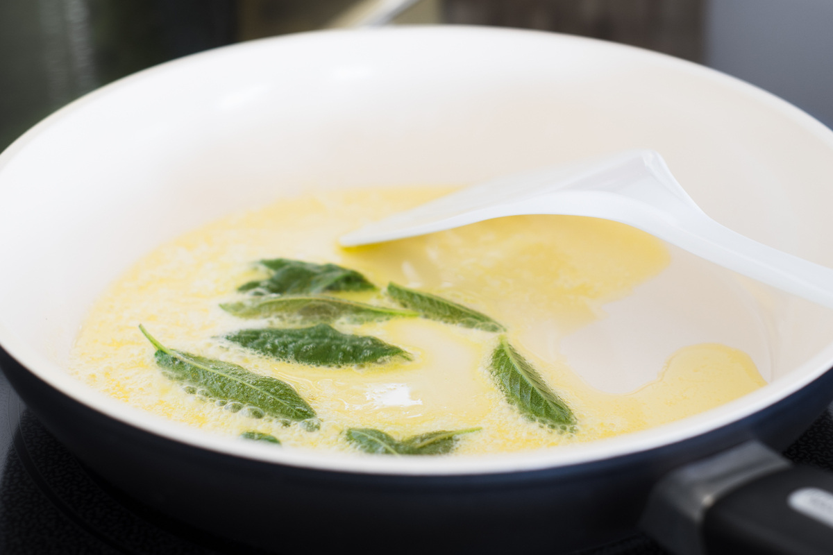 Padella con burro fuso e salvia