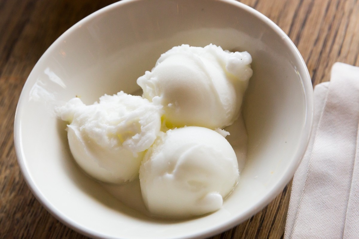Ciotola con sorbetto al limone da gustare al cucchiaio