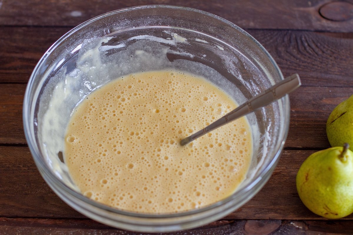 Preparazione torta pere e yogurt