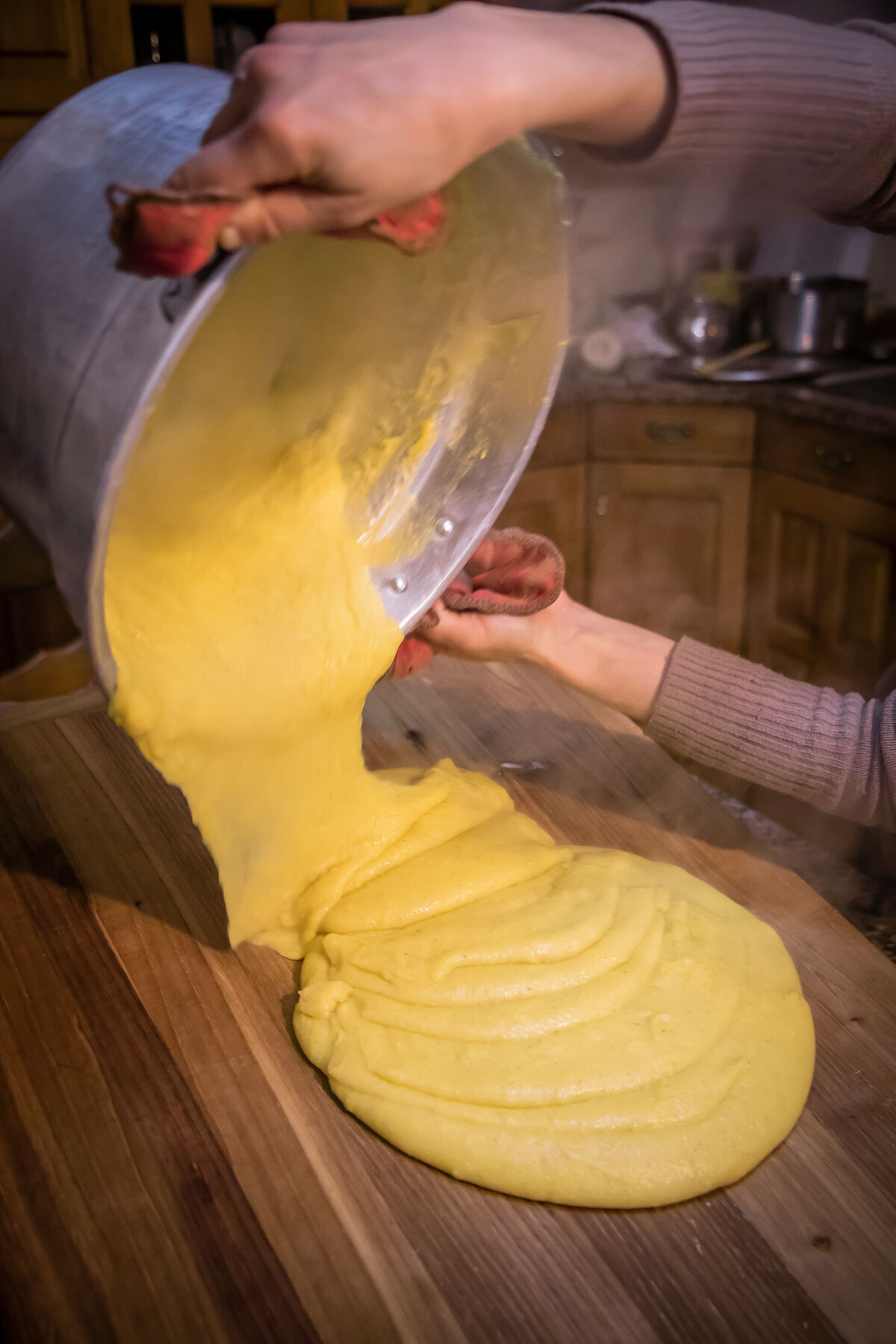 Polenta rovesciata su tagliere di legno