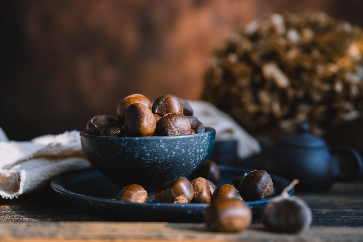 Piatto e ciotola con castagne appena raccolte
