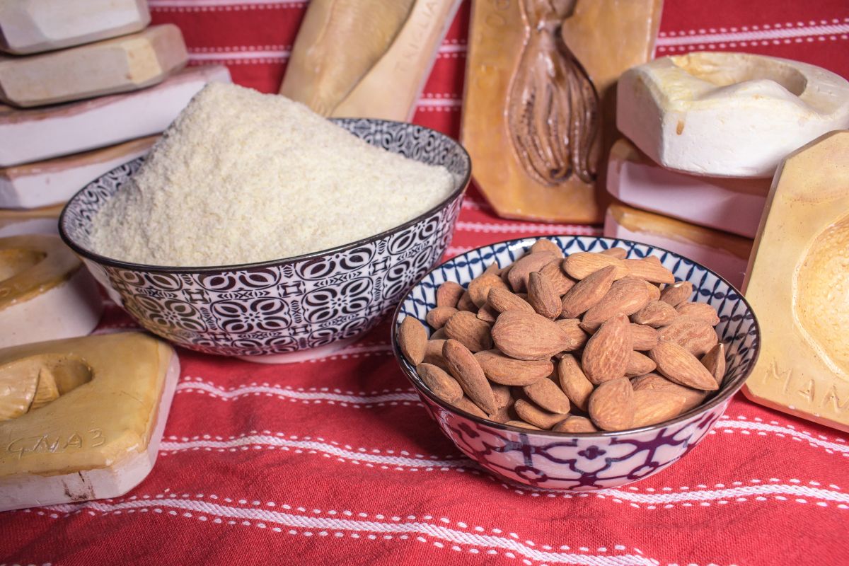 Ingredienti per preparare pasta reale: mandorle e farina di mandorle e stampi