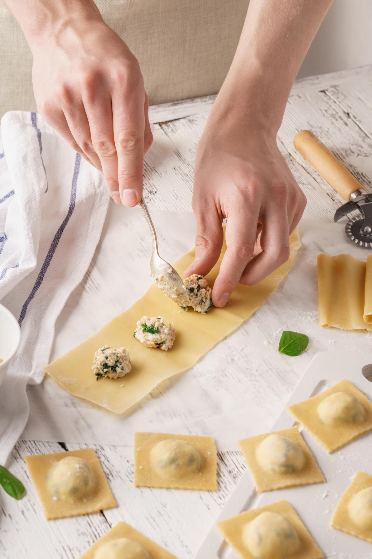 Preparazione ravioli con pasta fresca e ripieno 