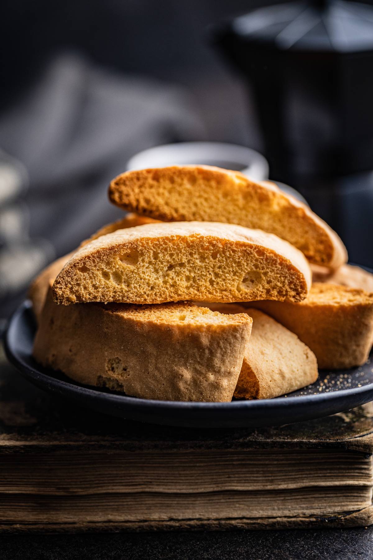Biscotti simili a cantucci chiamati anicini impilati su piatto