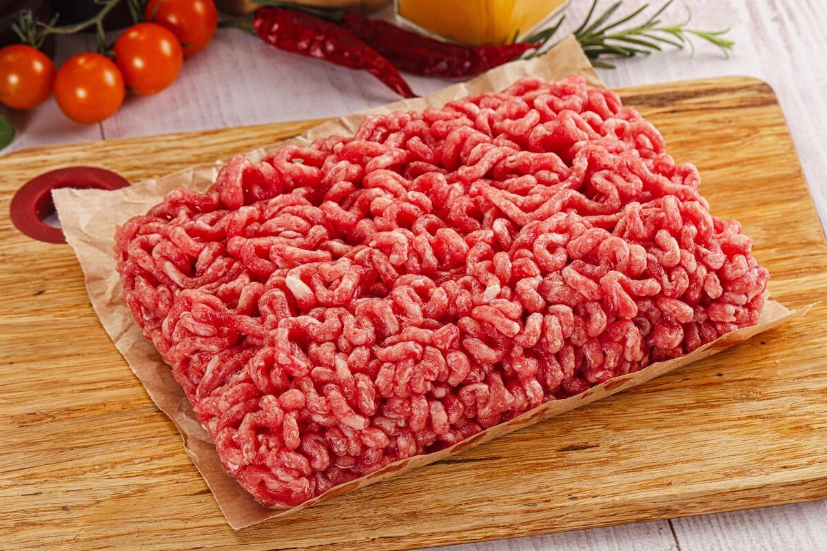 Carne macinata su tagliere di legno