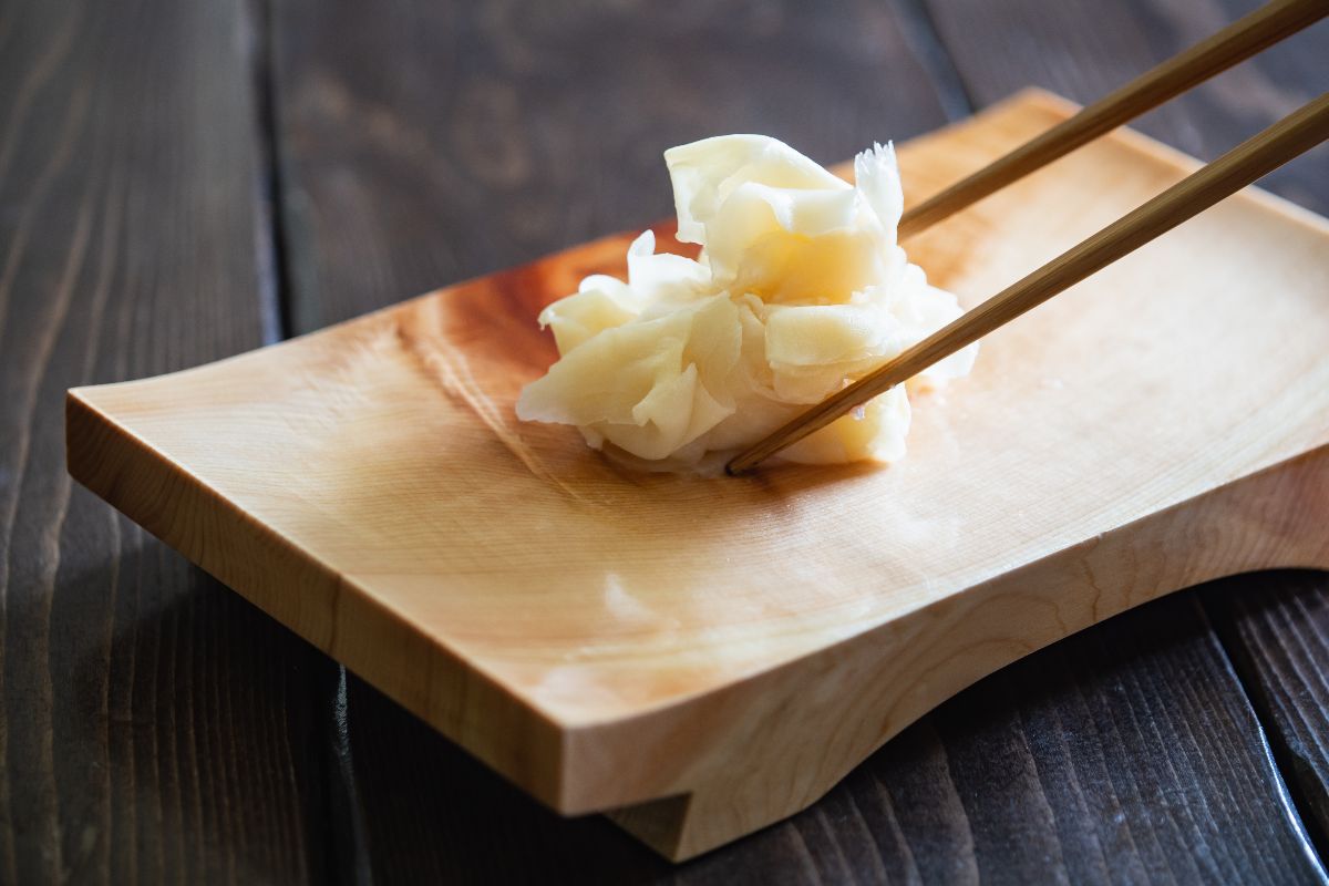 Vassoio di legno con zenzero marinato (gari) e bacchette di legno