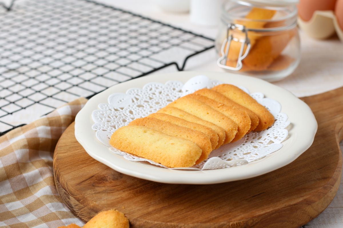 Piattino con biscotti lingue di gatto