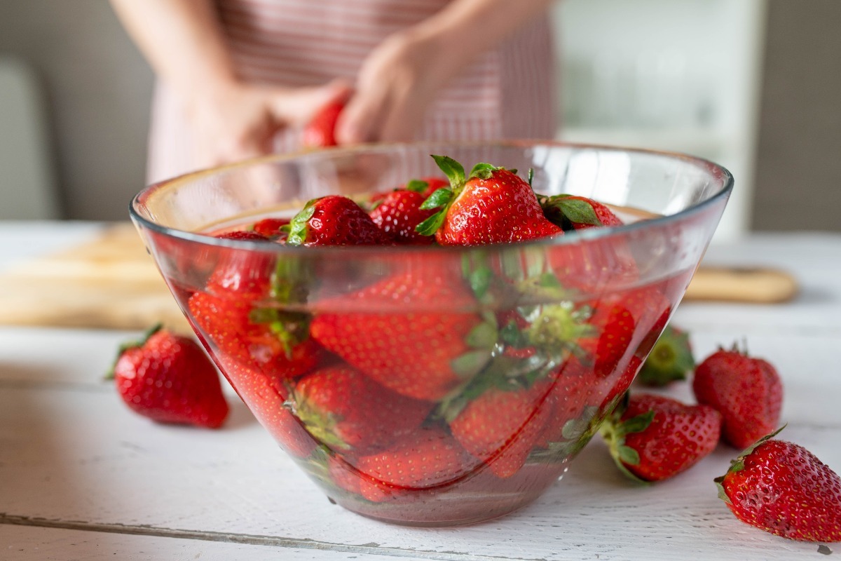 Fragole in una ciotola colma di acqua