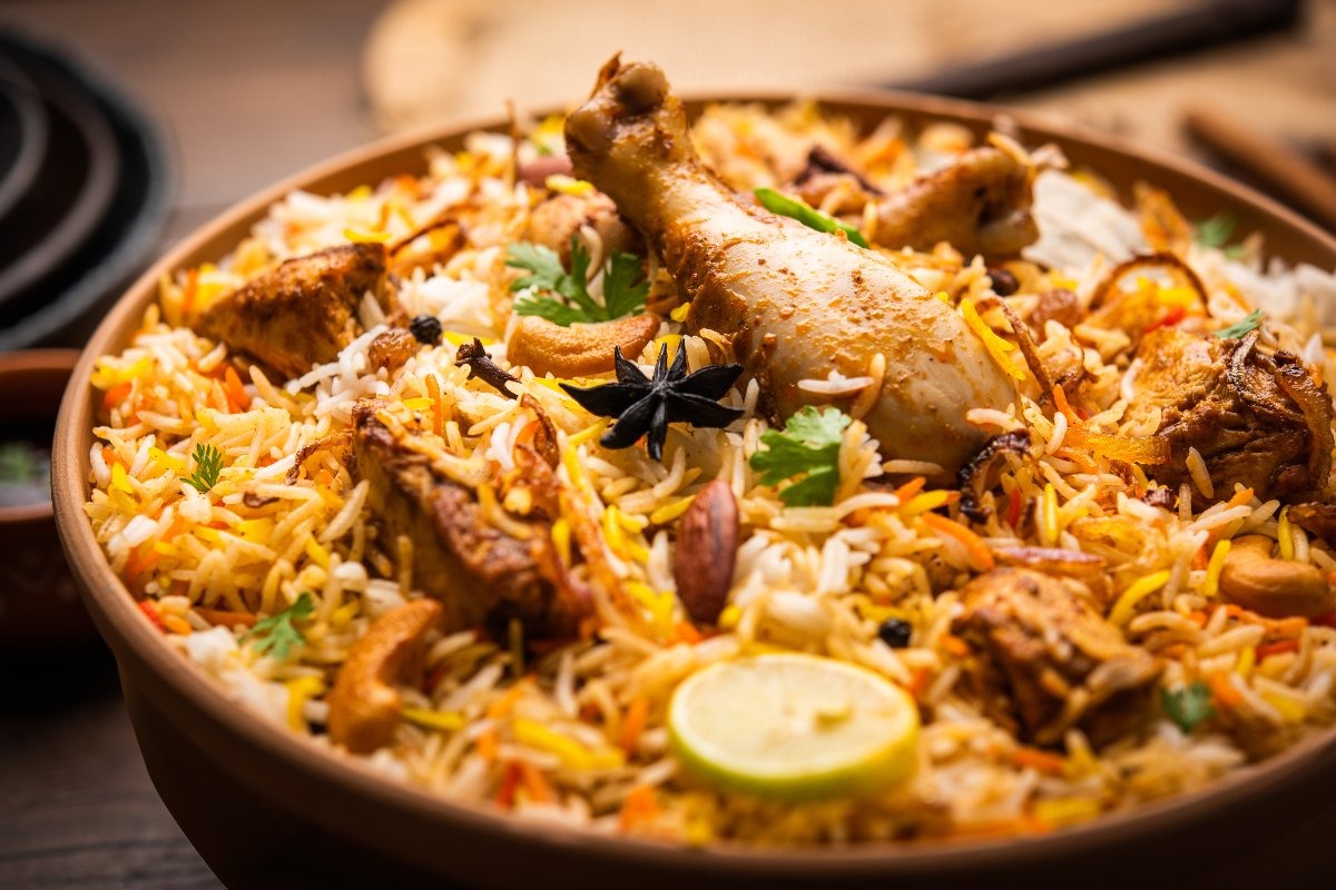 Piatto da portata con riso speziato e cosce di pollo