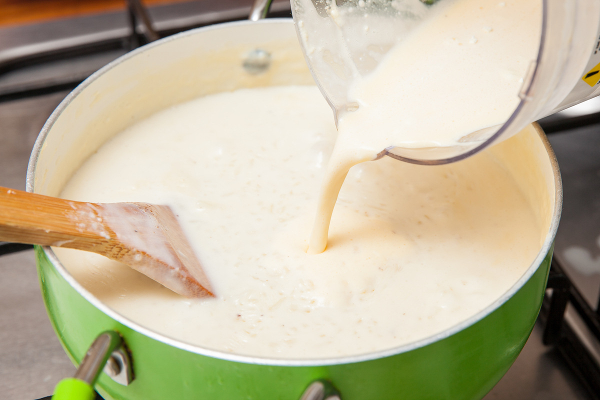 Latte versato in una pentola con dentro riso