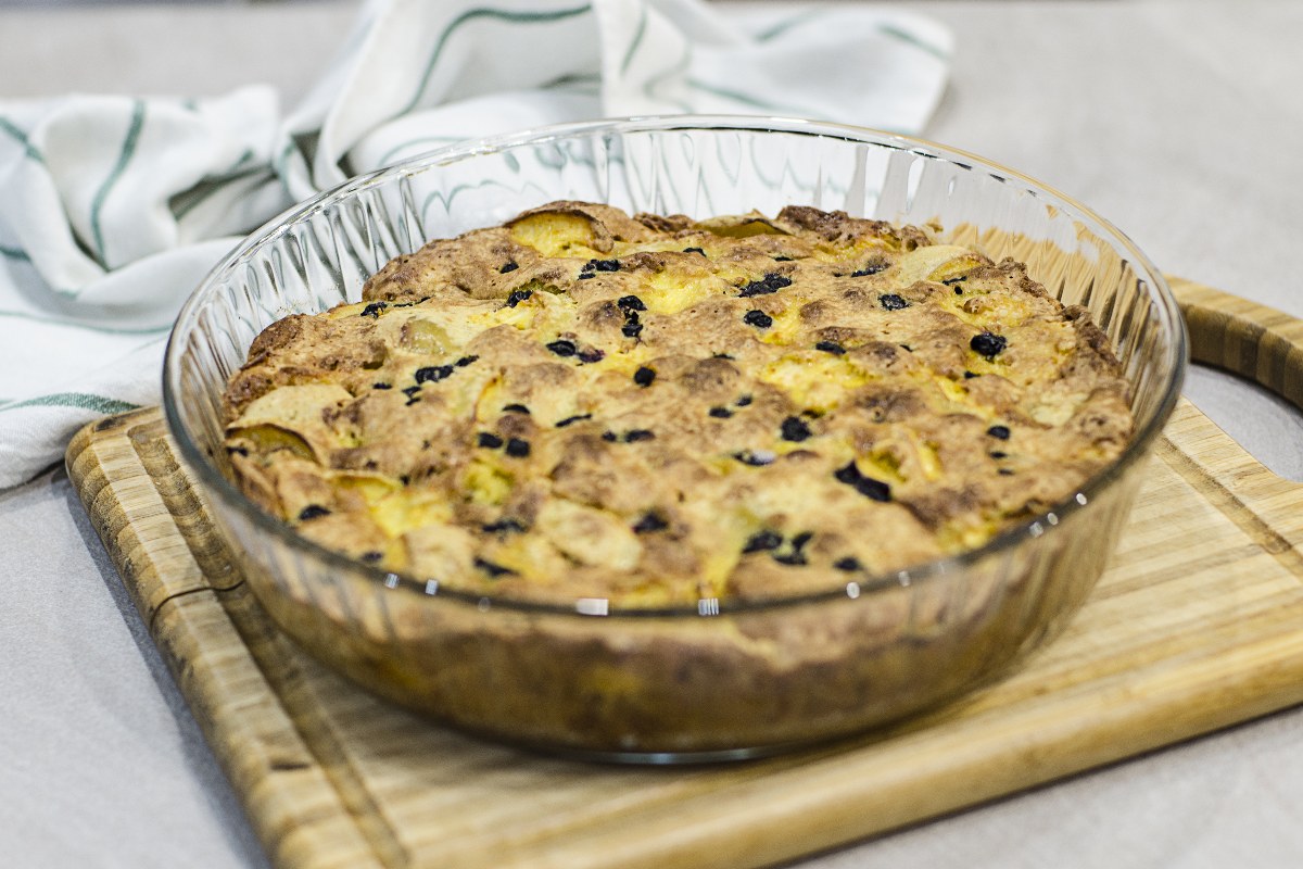 Torta di pane e frutta nello stampo