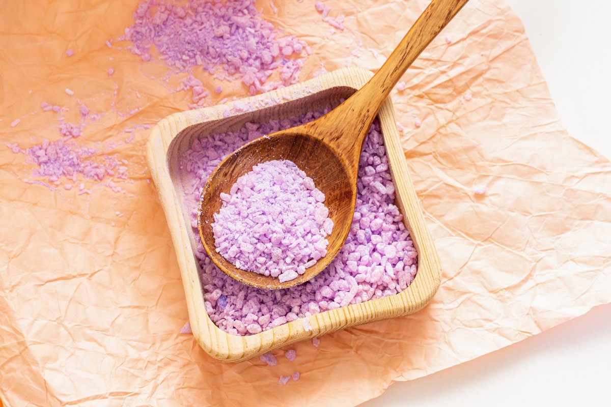 Contenitore con cucchiaino in legno e sale lilla alla lavanda