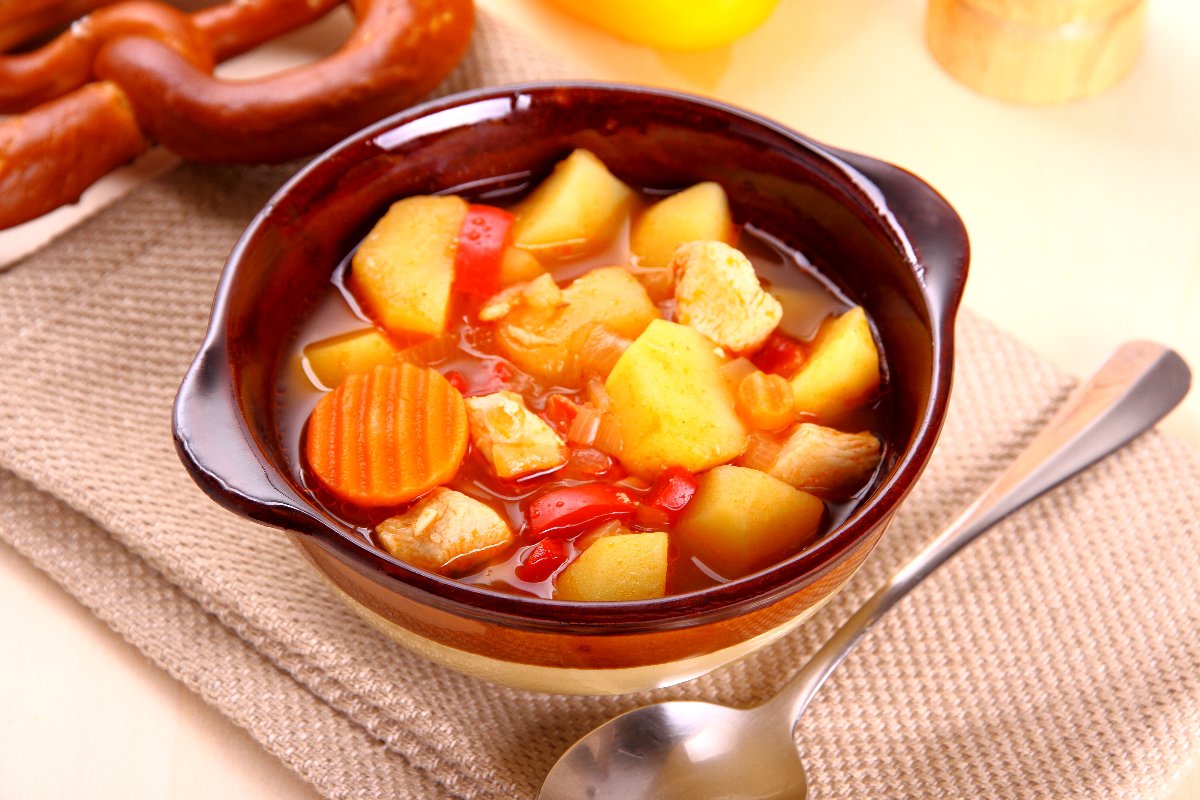 Ciotola con verdure cotte in salsa di pomodoro note come antipasto piemontese