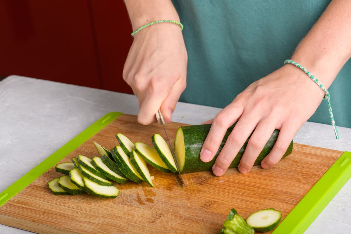 Tagliare zucchine per friggerle