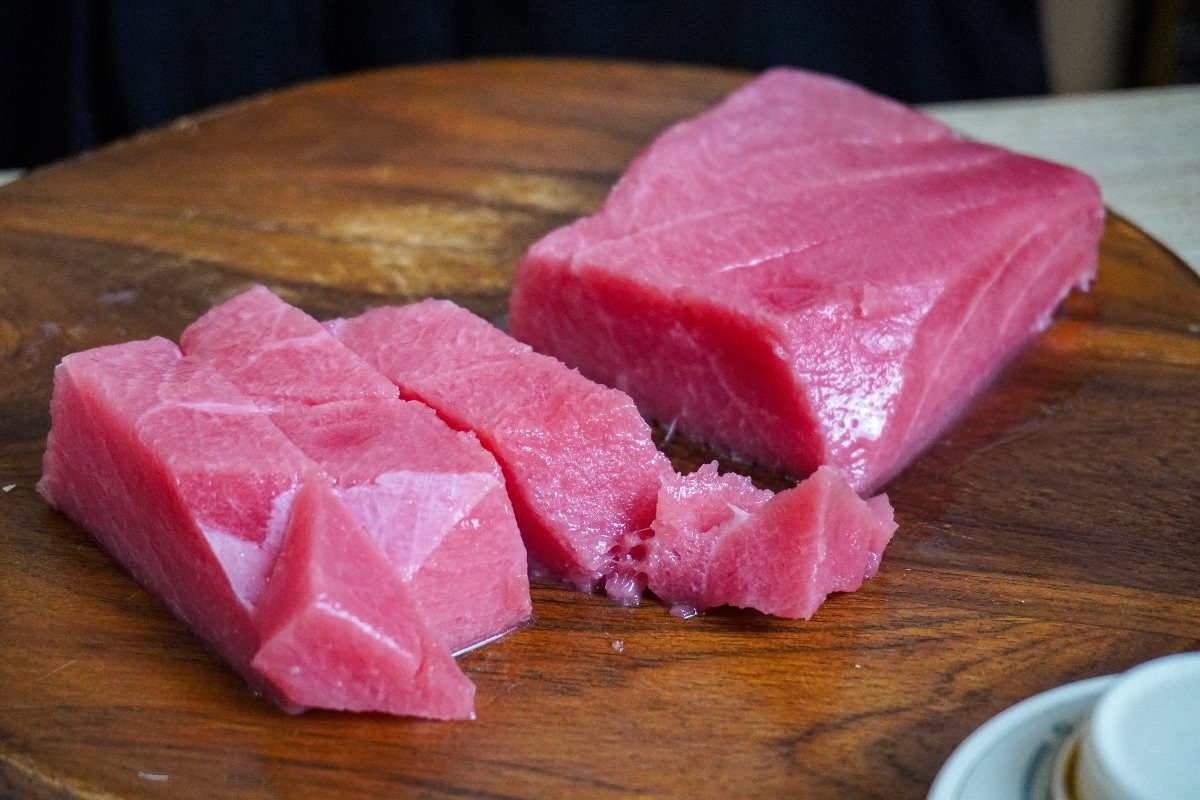 Filetto di tonno fresco pronto per essere tagliato
