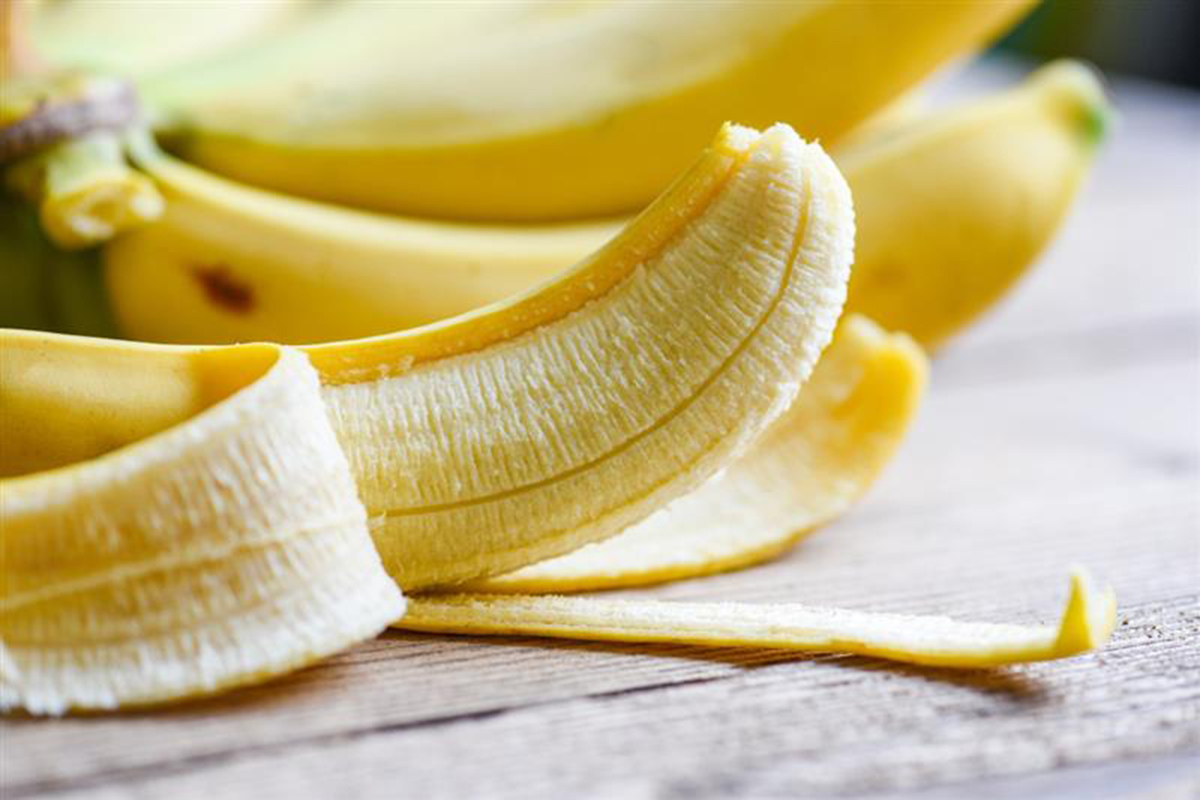 Banane con buccia e senza