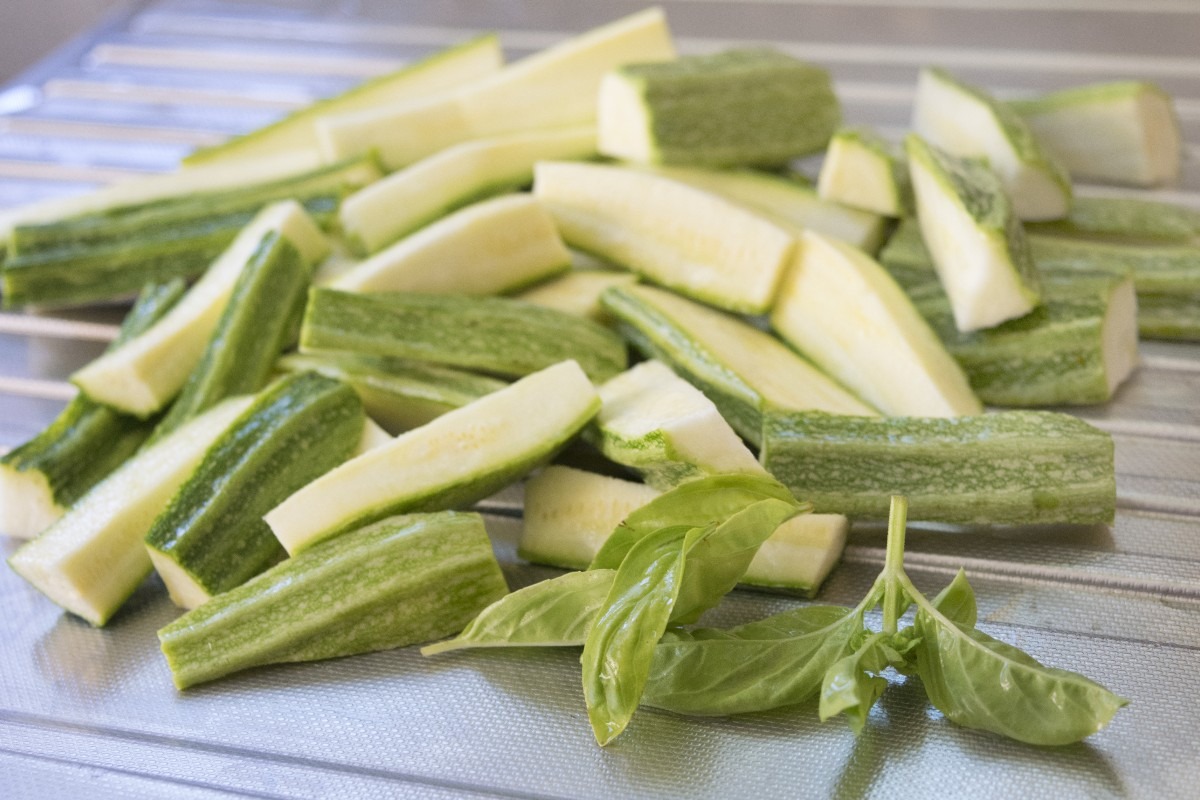 Zucchine tagliate a bastoncini