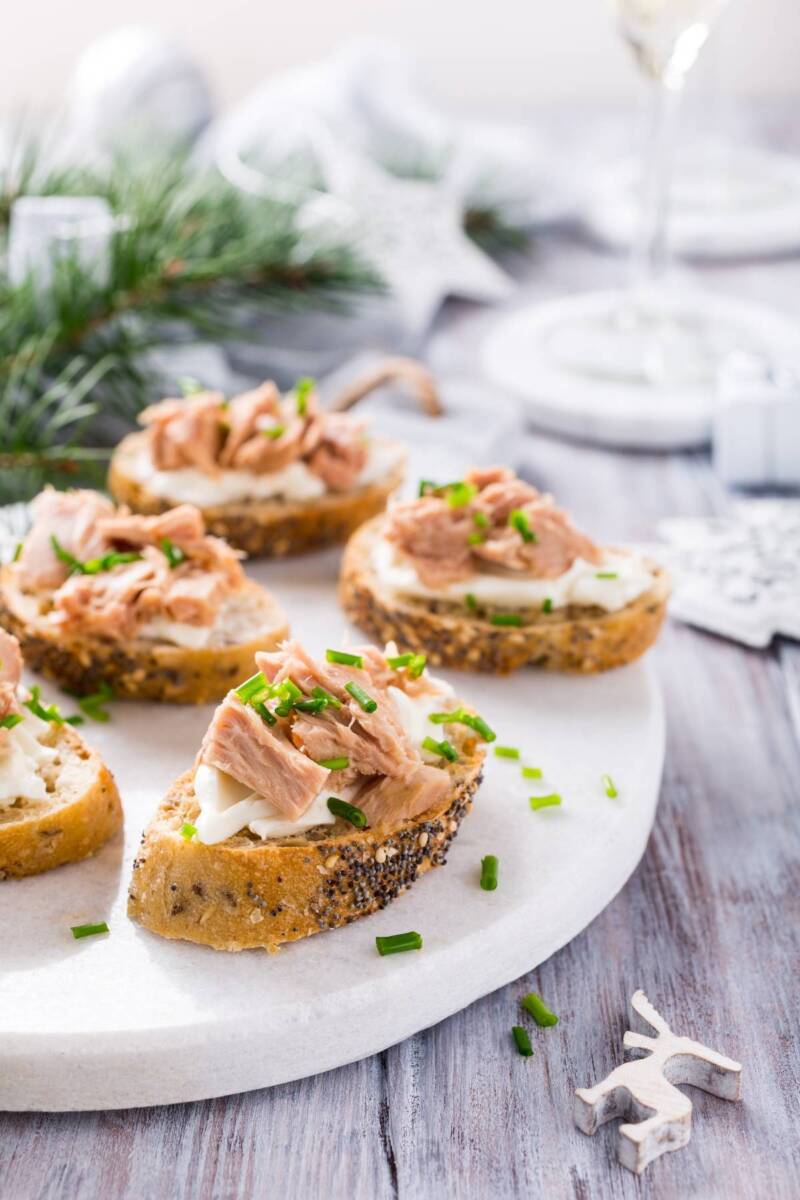 Fette di pane tipo baguette con crema di formaggio, tonno ed erba cipollina
