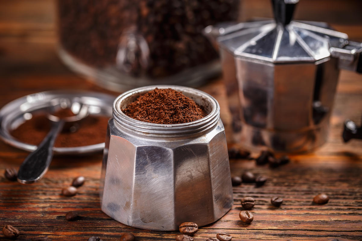 Preparazione caffè con la caffettiera, aggiunta del caffè macinato