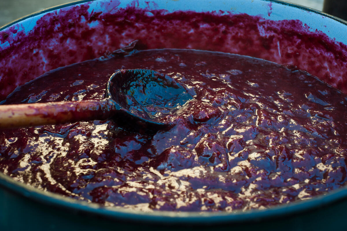Pentola con marmellata di susine in cottura