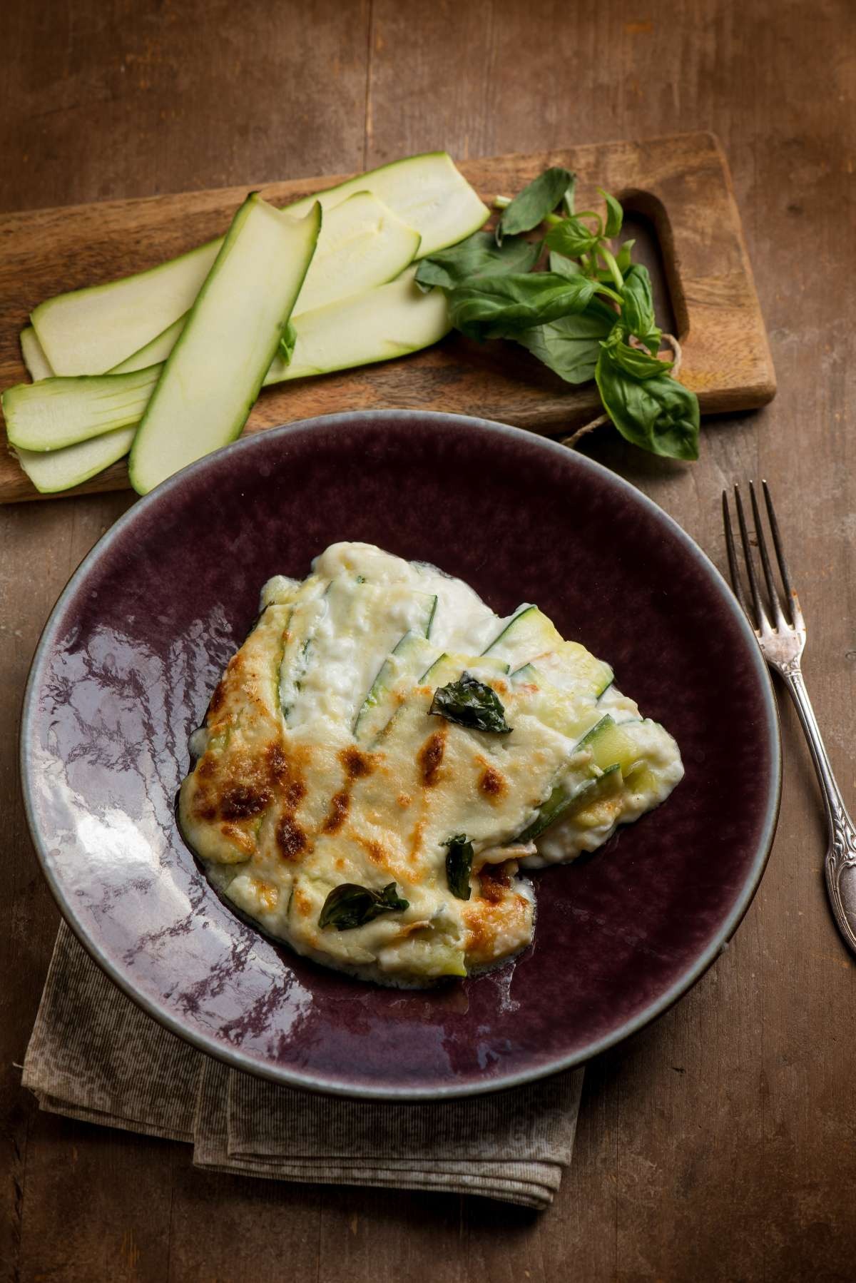 Piatto con parmigiana bianca di zucchine 