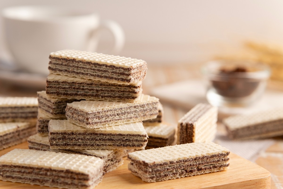 Tagliere di legno con biscotti tipo wafer alla nocciola