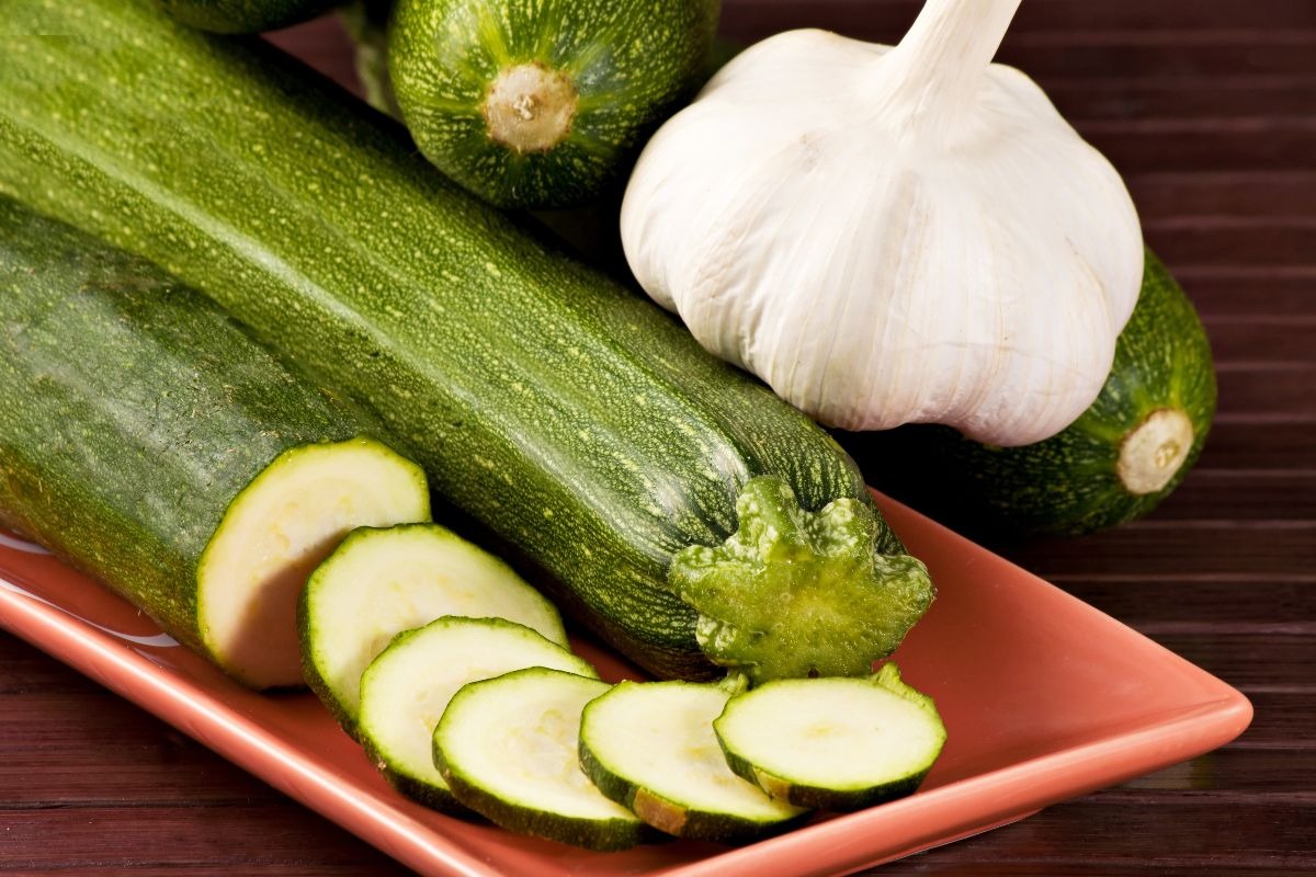 Zucchine a fette e testa di aglio
