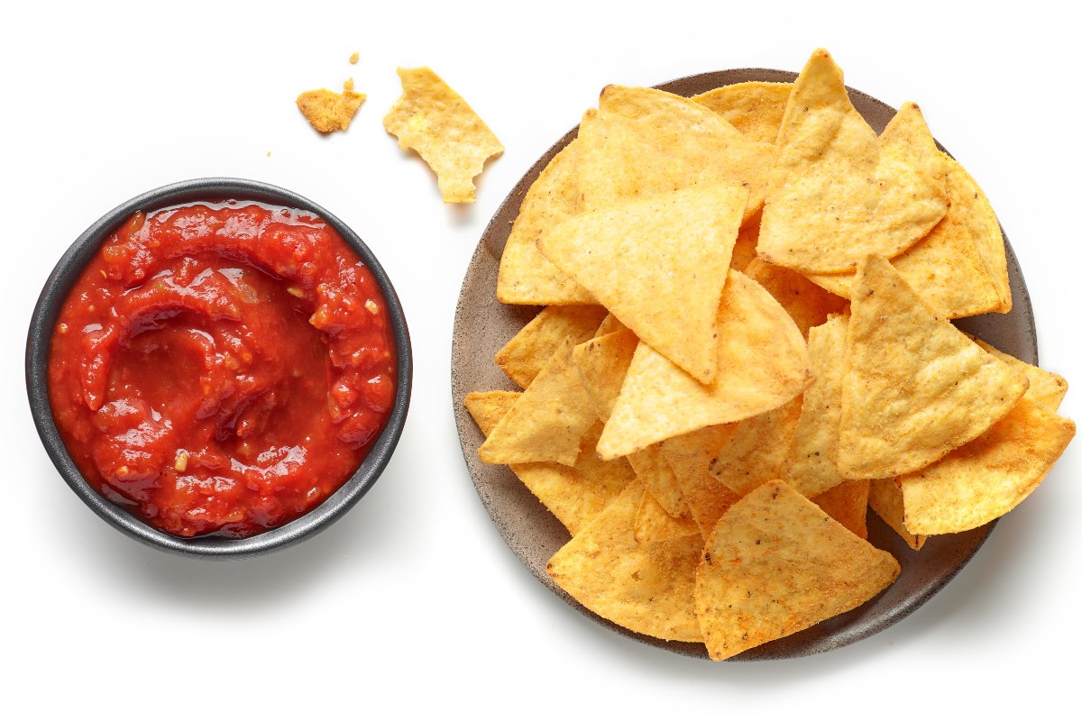 Ciotola con salsa messicana per gustare al meglio un piatto di nachos
